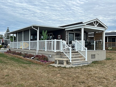 NEW WATERFRONT LISTING!!! Site #1015- 2016 Northlander Escape -Pebble Beach