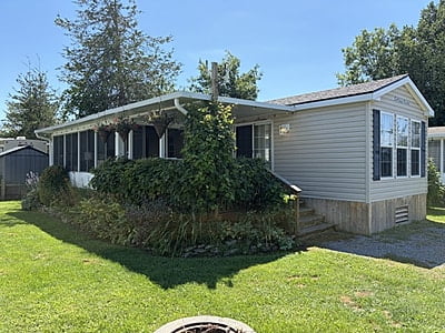 NEW LISTING! SITE #121-2010 NORTHLANDER ESCAPE, 12'X38', 2 BED- MAIN PARK