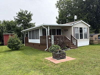 SITE #122- 2007 NORTHLANDER ESCAPE-2 BED-MAIN PARK, 12'x34'