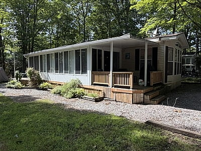 NEW LISTING-SITE #206-2005 NORTHLANDER COTTAGER CLASSIC-14'x39'-2 BED