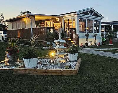 PRICE REDUCED!--WATERFRONT-Site 1025-NEW SPRING PRICE!!!- 2016 Northlander Escape, 2 bed, Pebble Beach